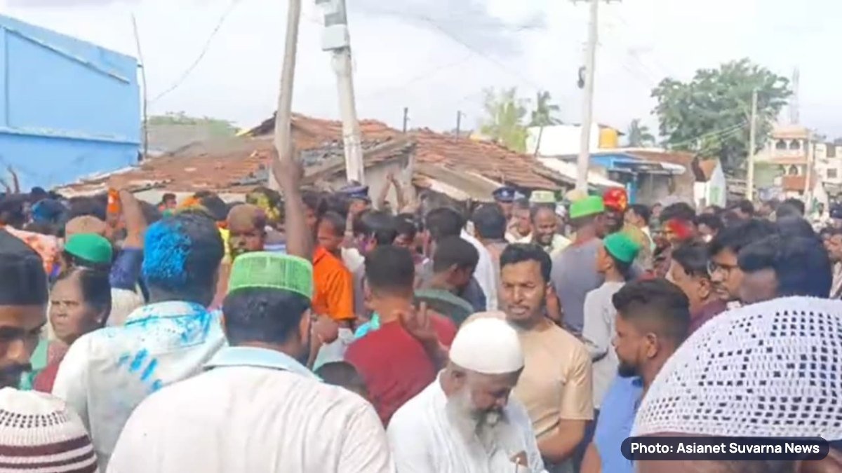 Muslim youths serve water and juice at Ganesha immersion in Chamarajanagar (photo: Asianet Suvarna News)
